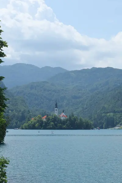 Güzel bir kilise, yeşil tepelerle çevrili sakin mavi bir göldeki bir adada tek başına duruyor..