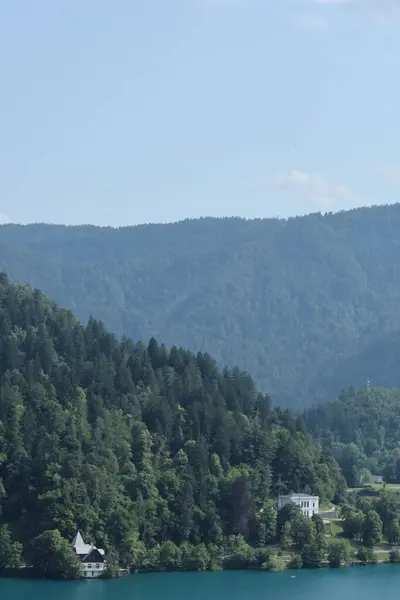 Ağaçların arasına saklanmış zarif villalar göl kıyısında, sık ormanlık tepelerin altında yuva yapmış..