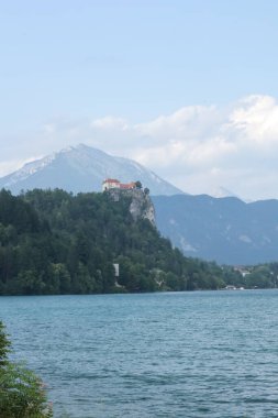 Kanlı Kale 'nin manzarası bir uçuruma tünemiş, arka planda dağlar var..