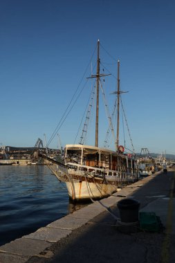Ormana çıkan ahşap merdivenler doğal olarak ormana karışıyor..