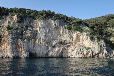Denizin üstünde, mineral renkleri ve aşınma şekilleri olan yüksek kaya oluşumları..