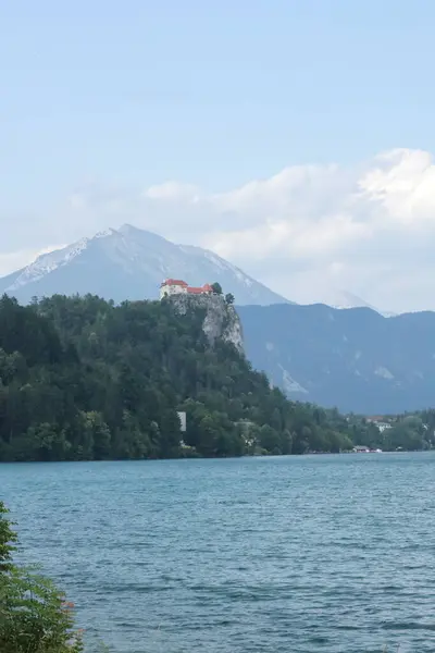 Kanlı Kale 'nin manzarası bir uçuruma tünemiş, arka planda dağlar var..