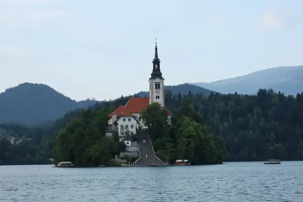 Kanlı Kale 'nin olduğu ada kilisesinin görünümü uzaktaki dağda görülüyor..