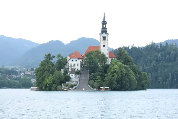 Pastel mavisi ve sessiz bir atmosferle Bled Island 'ın yumuşak tonlu bir görüntüsü..