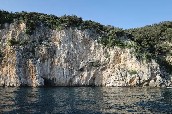 Denizin üstünde, mineral renkleri ve aşınma şekilleri olan yüksek kaya oluşumları..
