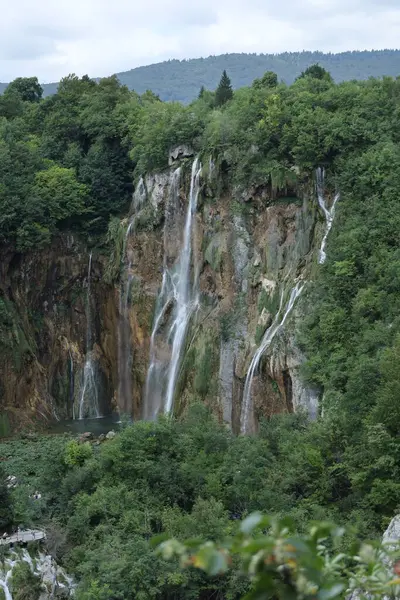 Veliki 'nin uzaktan görünüşü, zengin yeşil yeşillikler ve ulusal parkın engebeli uçurum duvarlarıyla uyum içinde..