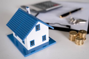 Emlakçı ve müşteri sözleşmesine satın house, sigorta ya da kredi emlak geçmişi tartışmak ile ev modeli.