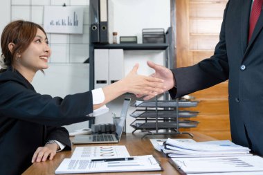 Yönetici iş adam Mali denetim ve sekreter rapor dengesi hesaplama yapma. İç gelir hizmet kontrol belgesi. Denetim kavramı 