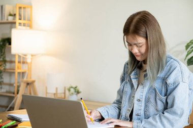  Çekici genç kadın moda tasarımcısı ayakta ve studio çalışma 