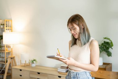  Çekici genç kadın moda tasarımcısı ayakta ve studio çalışma 