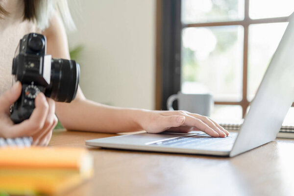  Привлекательная молодая женщина модельер, стоящая и работающая в студии
 