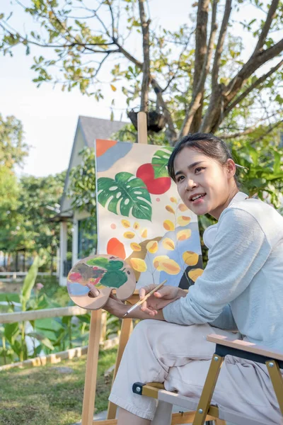Female Artist Creates Masterpiece Public Garden — Stock Photo, Image