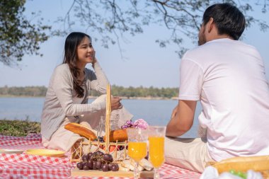 Çiftler güzel ve doğal bir parkta piknik yapıyorlar.