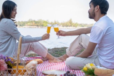 Çiftler güzel ve doğal bir parkta piknik yapıyorlar.