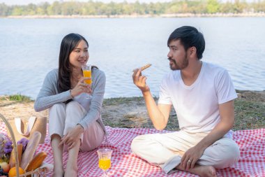 Çiftler güzel ve doğal bir parkta piknik yapıyorlar.