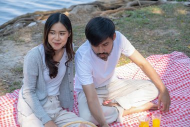 Çiftler güzel ve doğal bir parkta piknik yapıyorlar.