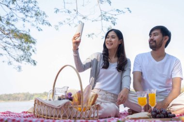 Çiftler güzel ve doğal bir parkta piknik yapıyorlar.