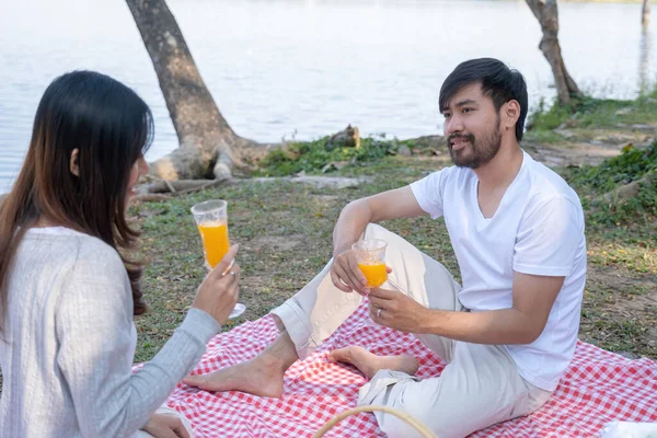 stock image Couple having a picnic in a beautiful and natural park