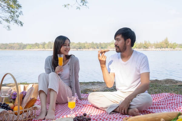 Çiftler güzel ve doğal bir parkta piknik yapıyorlar.