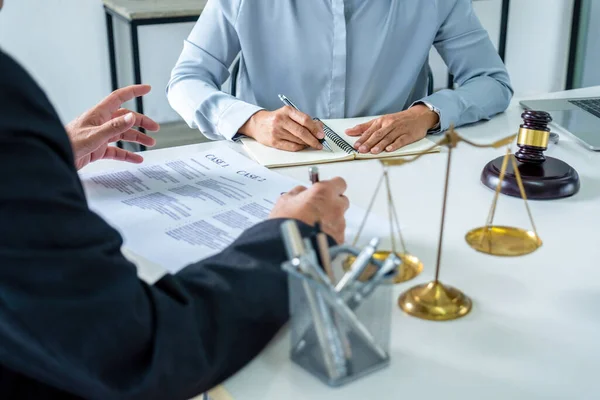 Dos Abogados Abogados Están Sentados Escritorio Con Archivos Documentos Papel Imagen De Stock