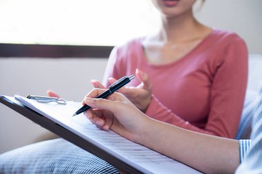 Bir kadın psikiyatrist, genç hastası ya da müşterisiyle aynı odadadır. Hastası hikayesini anlatıyor ve ödevine önemli notlar yazarken dikkatle dinliyor..