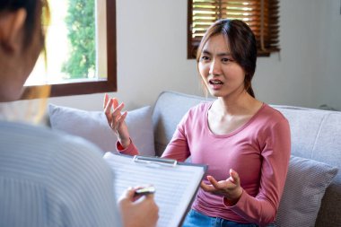Bir kadın psikiyatrist, genç hastası ya da müşterisiyle aynı odadadır. Hastası hikayesini anlatıyor ve ödevine önemli notlar yazarken dikkatle dinliyor..