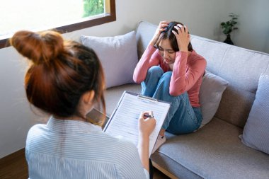 Bir kadın psikiyatrist, genç hastası ya da müşterisiyle aynı odadadır. Bunalmış ve stresli hastasıyla bir danışma seansı yapıyor. Hastanın paylaşımını dikkatle dinliyor ve ödevine önemli notlar yazıyor..