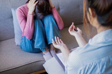 Bir kadın psikiyatrist, genç hastası ya da müşterisiyle aynı odadadır. Onu cesaretlendiriyor ve bunalmış ve stresli hastasına olası çözümler öneriyor..