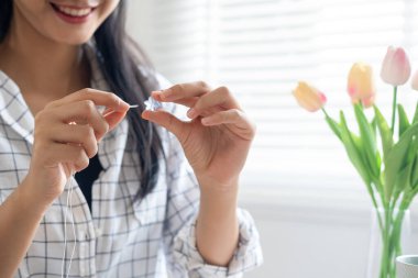 Neşeli ve el yapımı bilezikler yapan genç bir kız.