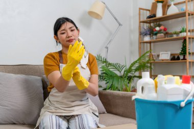 Genç modern Asyalı kadın evde temizlik yapıyor. Kendinden emin.