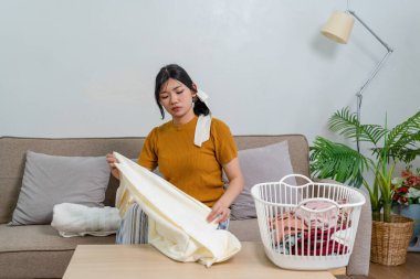 Genç modern Asyalı kadın evde temizlik yapıyor. Kendinden emin.