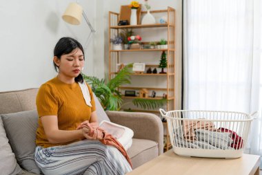 Genç modern Asyalı kadın evde temizlik yapıyor. Kendinden emin.