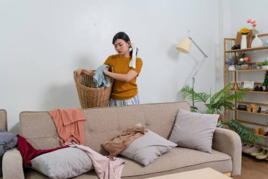 Genç modern Asyalı kadın evde temizlik yapıyor. Kendinden emin.