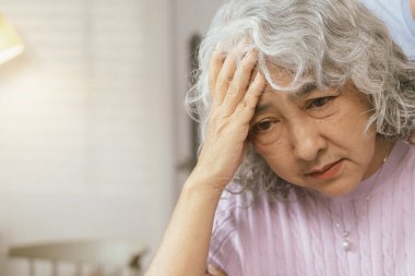 Stresli Yaşlı Kadın Anksiyete ya da Evde Endişe Yaşıyor
