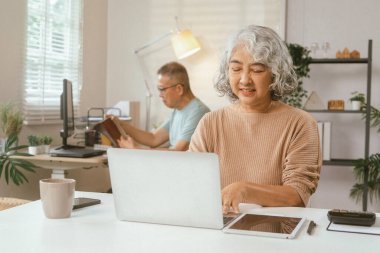 Finans, bütçe planlaması ya da emeklilik tazminatı için bilgisayarı olan yaşlı çift ve belgeler. Emeklilik fonu ya da sigortası için gülümsemeli, bilgisayarlı ya da evraklı yaşlı erkek, kadın ya da ev 