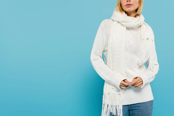 白いセーターを着た若い女性と青い上に立つ冬のスカーフのクロップドビュー — ストック写真