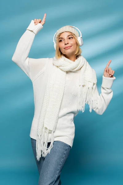 Wanita Ceria Dengan Topi Musim Dingin Dan Headphone Nirkabel Mendengarkan — Stok Foto