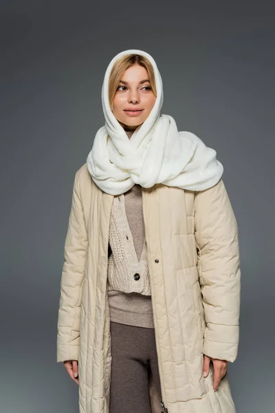 Κομψό Νεαρή Γυναίκα Χειμώνα Μαντίλα Και Παλτό Στέκεται Απομονωμένο Γκρι — Φωτογραφία Αρχείου