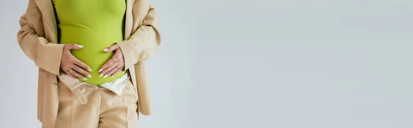 Καλλιεργημένη Άποψη Της Εγκύου Μπεζ Κοστούμι Αγγίζοντας Την Κοιλιά Απομονώνονται — Φωτογραφία Αρχείου