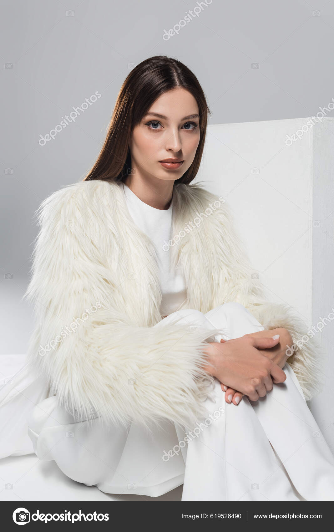 Κομψή Νεαρή Γυναίκα Λευκό Faux Γούνα Σακάκι Κοιτάζοντας Κάμερα Κοντά —  Φωτογραφία Αρχείου © IgorVetushko #619526490
