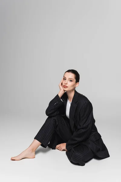 Stylish Barefoot Model Suit Sitting Grey Background — Stock Photo, Image