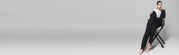 Босонога Жінка Костюмі Позує Розкладний Стілець Сірому Фоні Банер — стокове фото