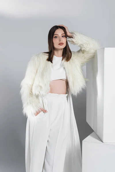 Bonita Mujer Traje Blanco Total Posando Con Mano Bolsillo Cerca —  Fotos de Stock