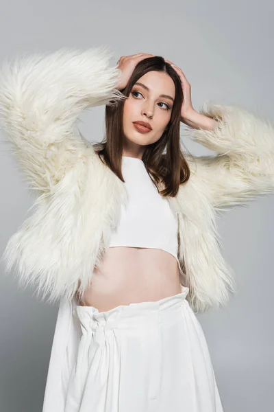Молодая Женщина Полностью Белом Наряде Модный Искусственный Меховой Пиджак Позирует — стоковое фото