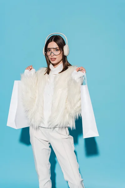 Young Woman Winter Earmuffs Stylish Faux Fur Jacket Holding Shopping — Stock Photo, Image