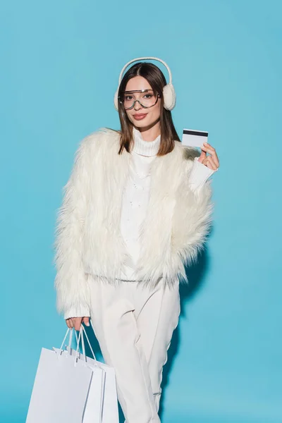 Pretty Woman Winter Earmuffs Stylish Faux Fur Jacket Holding Credit — Stock Photo, Image