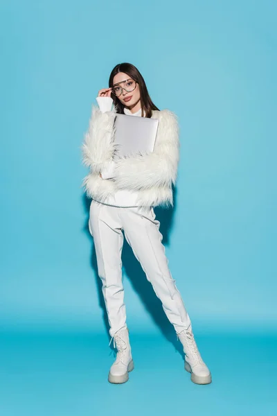 Full Length Stylish Woman Trendy Eyeglasses Stylish Faux Fur Jacket — Stock Photo, Image