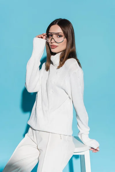 Mulher Jovem Elegante Roupa Branca Ajustando Óculos Enquanto Inclina Cadeira — Fotografia de Stock