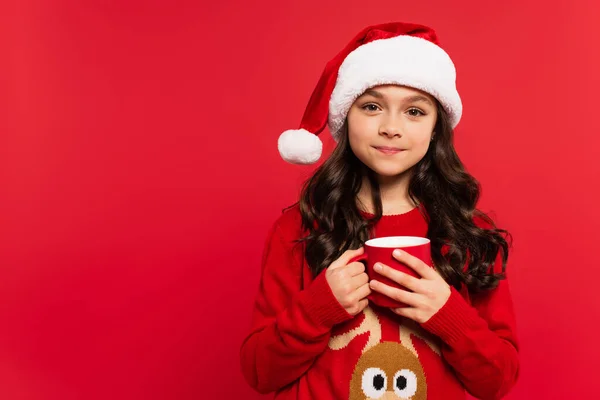 Chica Feliz Sombrero Santa Suéter Navidad Sosteniendo Taza Cacao Aislado — Foto de Stock