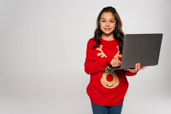 Усміхнена Дитина Червоному Різдвяному Светрі Ноутбуком Ізольована Сірому — стокове фото